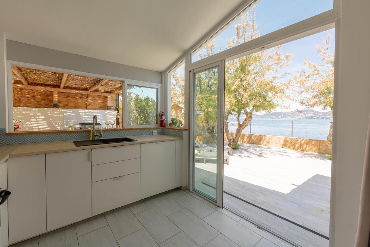Holiday home Mon Reve, Cabanon Les Pieds Dans L'eau A La Madrague, Confortable Et Lumineux Hyeres