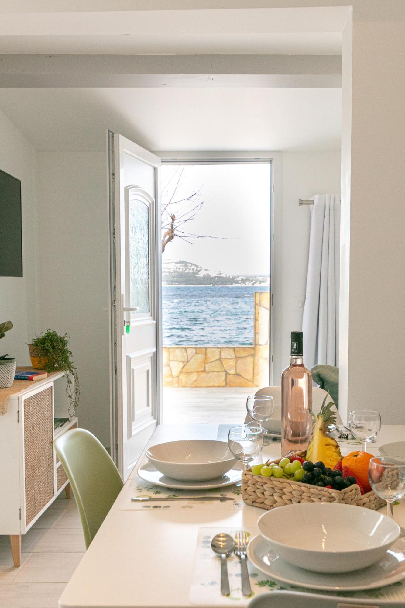 Mon Reve, Cabanon Les Pieds Dans L'eau A La Madrague, Confortable Et Lumineux * Hyeres